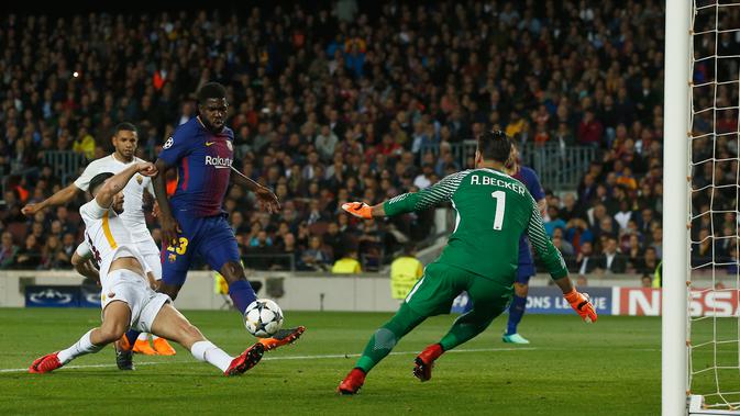 Pemain Barcelona Samuel Umtiti menendang bola yang akhirnya menciptakan gol bunuh diri dari pemain AS Roma Kostas Manolas saat pertandingan Liga Champions di stadion Camp Nou di Barcelona (4/3). (AP Photo / Manu Fernandez)