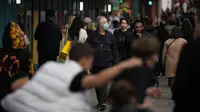 Seorang pria yang mengenakan masker berjalan di sepanjang area perbelanjaan Oxford Street di pusat kota London, Rabu (20/10/2021). Organisasi Kesehatan Dunia atau WHO mencatat terjadi kenaikan kasus Covid-19 sebesar 7% di seluruh Eropa pada pekan lalu. (AP Photo/Matt Dunham)