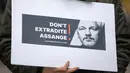 Seorang pengunjuk rasa memegang tanda di depan Asosiasi Jurnalis Kroasia, di Zagreb, pada tanggal 20 Februari 2024, dalam sebuah pertemuan untuk mendukung Julian Assange ketika pendiri WikiLeaks ini meluncurkan upaya terbarunya untuk melawan ekstradisinya ke Amerika Serikat. (Damir SENCAR/AFP)