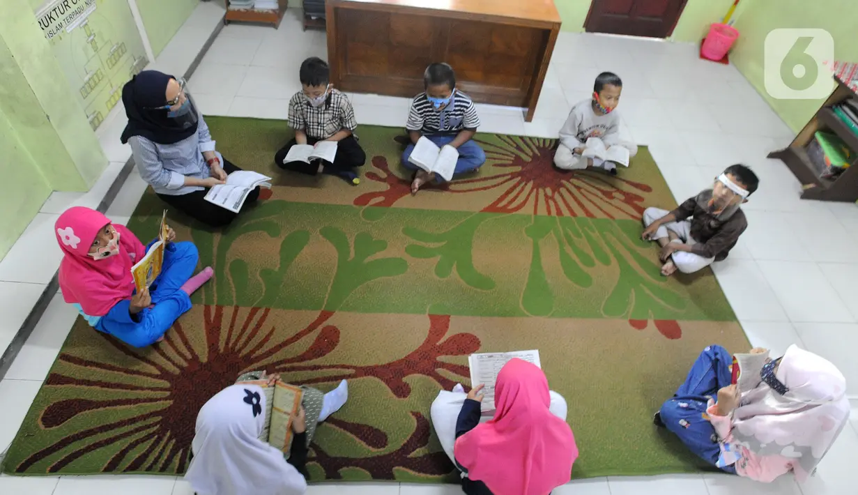 Suasana sekolah tatap muka di SDIT Nurul Amal, Pondok Cabe, Tangerang Selatan, Banten, Senin (16/11/2020).  Proses belajar secara tatap muka atau luring ini merupakan uji coba dengan menggunakan assessment pembatasan jumlah murid. (merdeka.com/Arie Basuki)