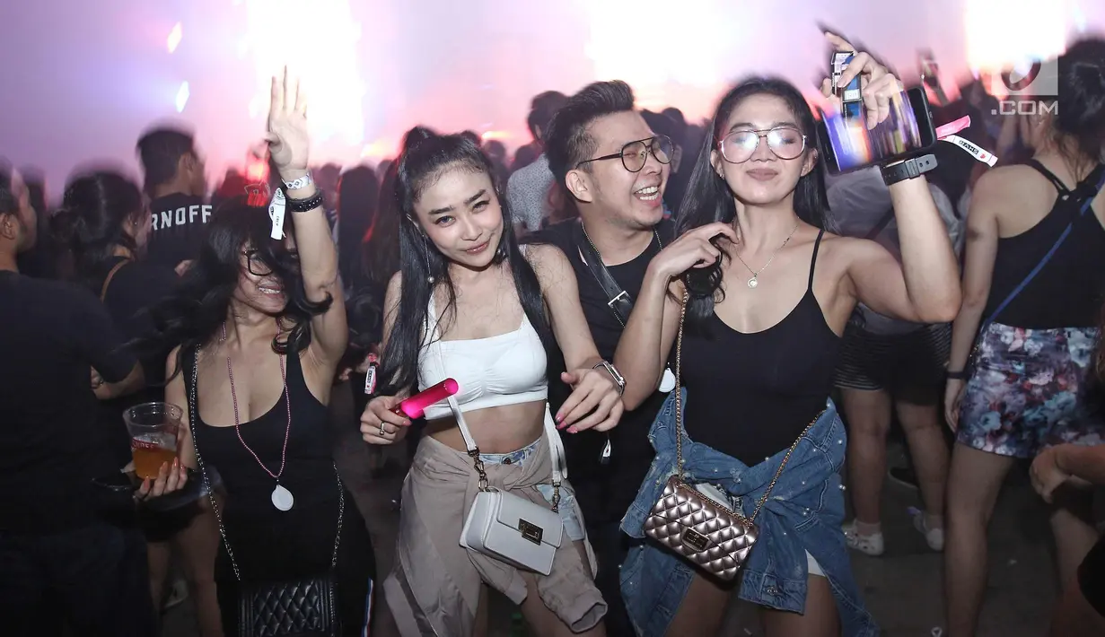 Para penonton saat menikmati musik dalam acara Invasion 2017 yang bertajuk Lost In Wonderland di Jakarta, Jumat (22/9). Sejumlah DJ dunia menghibur para party goers Indonesia. (Liputan6.com/Herman Zakharia)