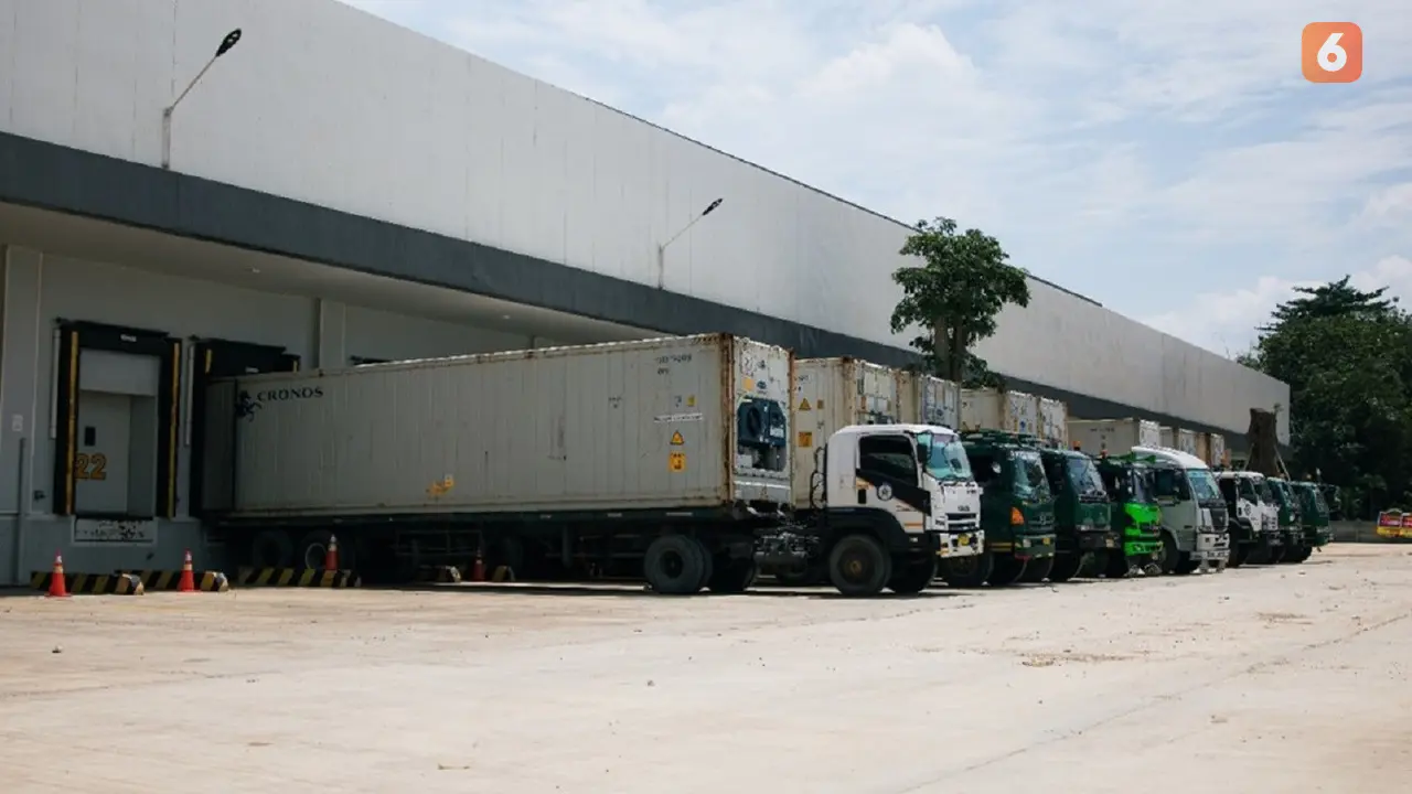Cold storage atau gudang berpendingin.