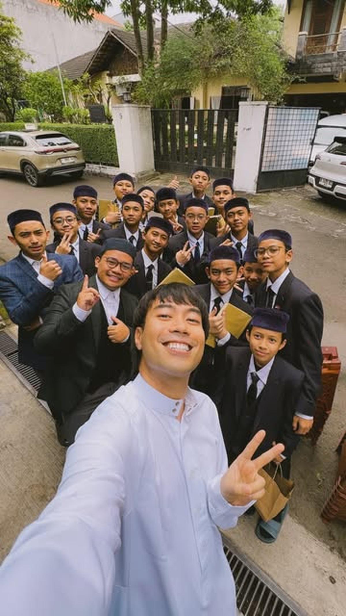 7 Potret Vidi Aldiano dan Keluarga Khotmil Quran Bersama Anak Pesantren, Penampilan Sheila Dara Tak Berhijab Jadi Sorotan