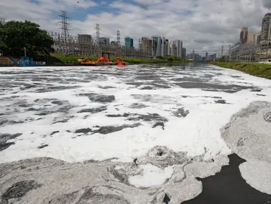 Busa menyelimuti sebagian Sungai Pinheiros di Sao Paulo, 22 Oktober 2020. Akibat pembuangan limbah domestik dan limbah padat selama bertahun-tahun, pemerintah Sao Paulo kembali mencoba membersihkan Sungai Pinheiros yang dianggap sebagai salah satu paling tercemar di Brasil. (AP/Andre Penner)