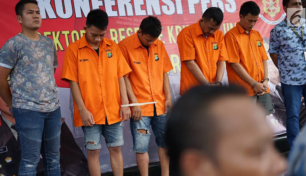 Para tersangka dihadirkan dalam rilis kasus pencurian kendaraan dengan pemberatan di Polda Metro Jaya, Jumat (3/5/2019). Polisi meringkus enam orang tersangka kasus pencurian dengan barang bukti berupa sejumlah sepeda motor, senjata api serta alat pembuka kunci motor (Liputan6.com/Immanuel Antonius)