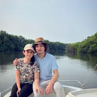 Liburan ke Hutan Mangrove, Tissa Biani dan Dul Jaelani tampil kompak bergaya kasual memadukan t-shirt dengan celana panjang. (Instagram/tissabiani).