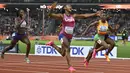 Pelari Amerika Serikat, Sha’Carri Richardson (tengah) melakukan selebrasi saat melewati garis finis pada final 100 meter putri Kejuaraan Dunia Atletik 2023 di National Athletics Centre, Budapest, Hungaria, pada 22 Augustus 2023. (AP Photo/Denes Erdos)