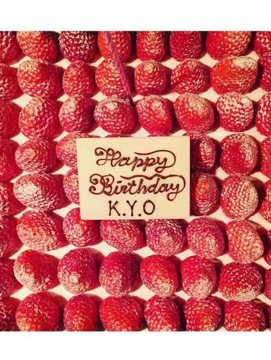 Sebuah foto kue ulang tahun yang bertabur strawberry diunggah Song Hye Kyo di Instagram. Salah satu komentar mendoakan agar Song Hye Kyo cepat menikah dengan Song Joong Ki. (Instagram/kyo1122)