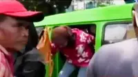 VIDEO: Tolak Sistem Satu Arah, Sopir Angkot Paksa Turun Penumpang