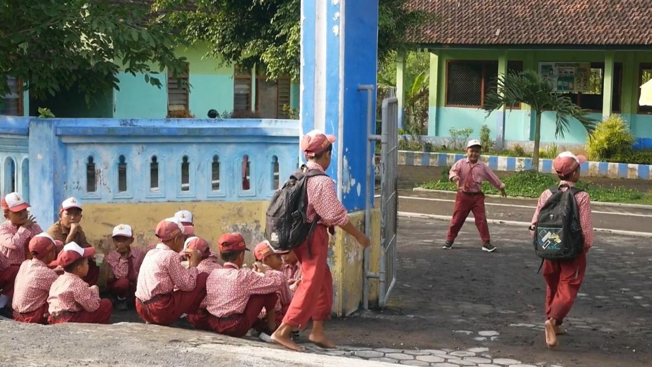 Potret Dampak Banjir Lahar Semeru Putuskan Jalan Desa, Separuh Siswa SD Jugosari Lumajang Absen