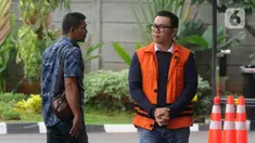Mantan Dirut Perum Perindo Risyanto Suanda (kanan) saat akan menjalani pemeriksaan di Gedung KPK, Jakarta, Jumat (3/1/2020). Risyanto diperiksa sebagai tersangka untuk melengkapi berkas terkait menerima suap izin kuota impor ikan frozen pacific mackerel atau ikan salem. (merdeka.com/Dwi Narwoko)