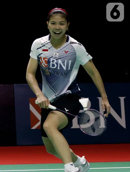 Pebulu tangkis ganda putri, Greysia Polii saat memainkan laga eksebisi saat acara perpisahan bertajuk "Greysia Polii: Testimonial Day" di di Istora Senayan Jakarta, Minggu (12/6/2022). Secara resmi, Greysia Polii mengundurkan diri dari kariernya sebagai atlet sebelum berlangsungnya final Indonesia Masters 2022. (Liputan6.com/Helmi Fithriansyah)