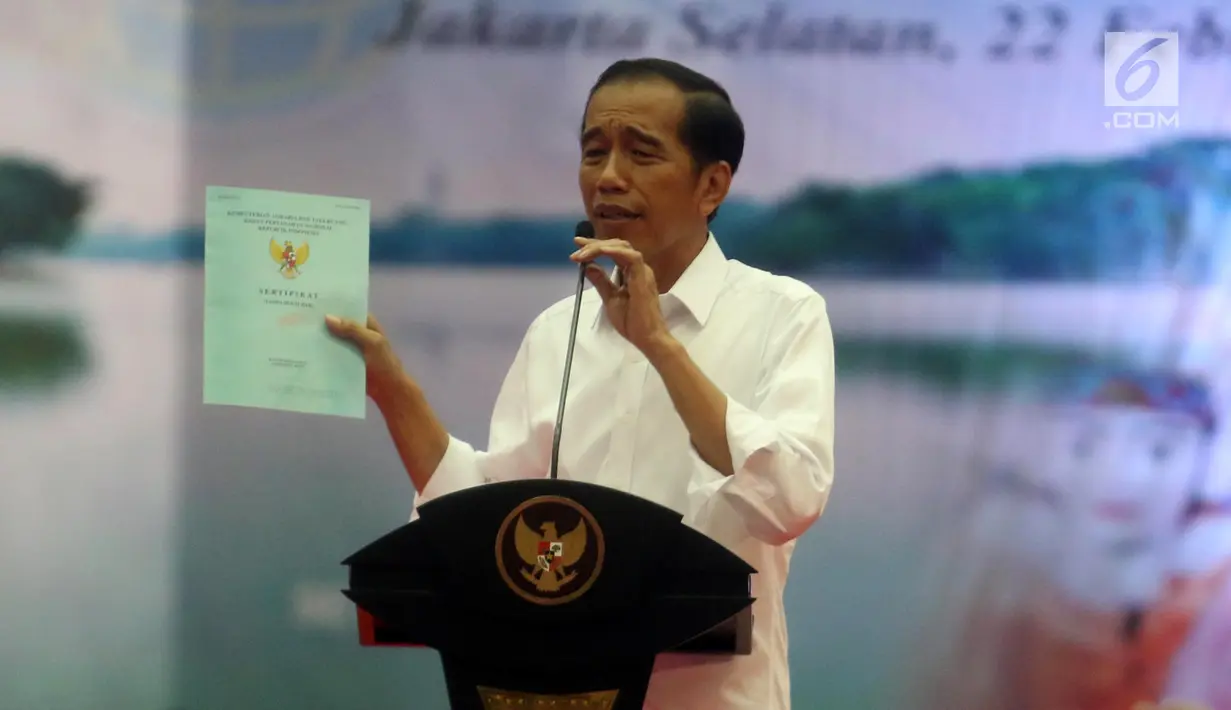 Presiden Joko Widodo atau Jokowi memberi sambutan saat membagian sertifikat tanah di Pasar Minggu, Jakarta, Jumat (22/2). Jokowi menyebut tahun 2017 pemerintah sudah menerbitkan 5 juta sertifikat. (Liputan6.com/Angga Yuniar)