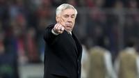 Pelatih Real Madrid, Carlo Ancelotti memberikan arahan kepada pemainnya saat laga lanjutan Grup C Liga Champions 2023/2024 melawan Union Berlin di Olympiastadion, Berlin, Jerman, Rabu (13/12/2023) dini hari WIB. (AP Photo/Markus Schreiber)
