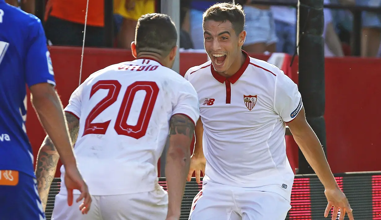 Pemain Sevilla asal Prancis, Wissam Ben Yedder (kanan) menjadi pemuncak klasemen top skor sementara Copa Del Rey dengan total 5 gol.  (EPA/Julio Munoz)