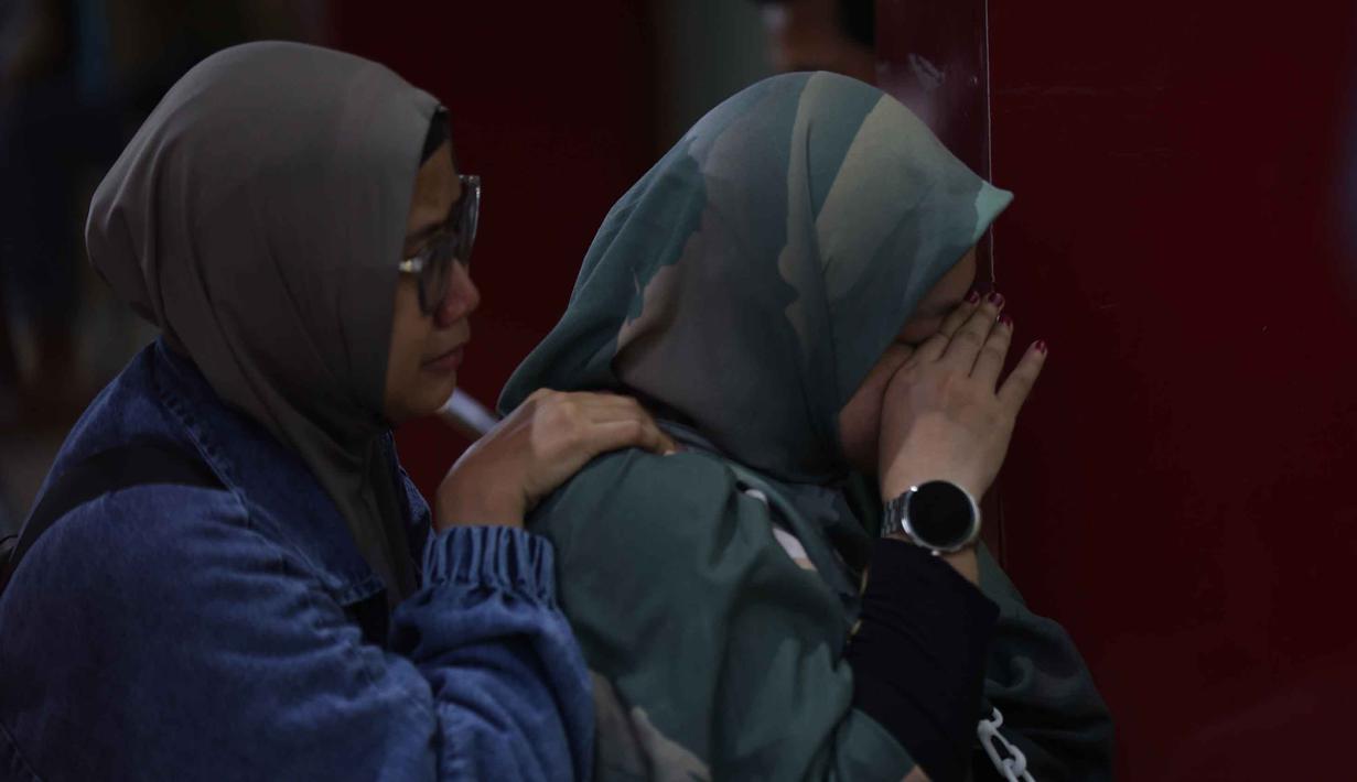 Salah satu keluarga korban kecelakaan kereta api, yang melibatkan KA Argo Bromo Anggrek dan KRL Commuter Line di Stasiun Bekasi Timur, saat menanti identifikasi jenazah korban di Rumah Sakit Polri Kramat Jati, Jakarta Timur, Selasa (28/4/2026). (Kapanlagi.com/Budy Santoso)