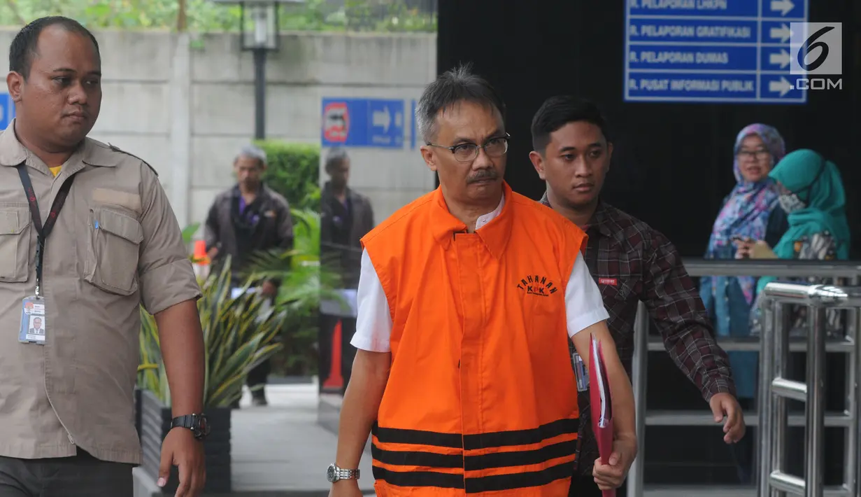 Sekretaris Dinas (Sekdis) PUPR Kabupaten Cirebon Gatot Rachmanto tiba di Gedung KPK, Jakarta, Selasa (11/12). Gatot diperiksa sebagai tersangka terkait dugaan jual beli jabatan dan proyek di Kabupaten Cirebon. (Merdeka.com/Dwi Narwoko)