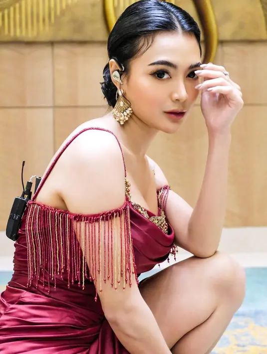 Wika Salim berpose duduk jongkok sambil melemparkan tatapan tajam yang mendalam dan terkesan menggoda. Aura seksinya  terpancar lantaran paha mulus Wika terpampang nyata saat menekukkan kaki. (Instagram/wikasalim)