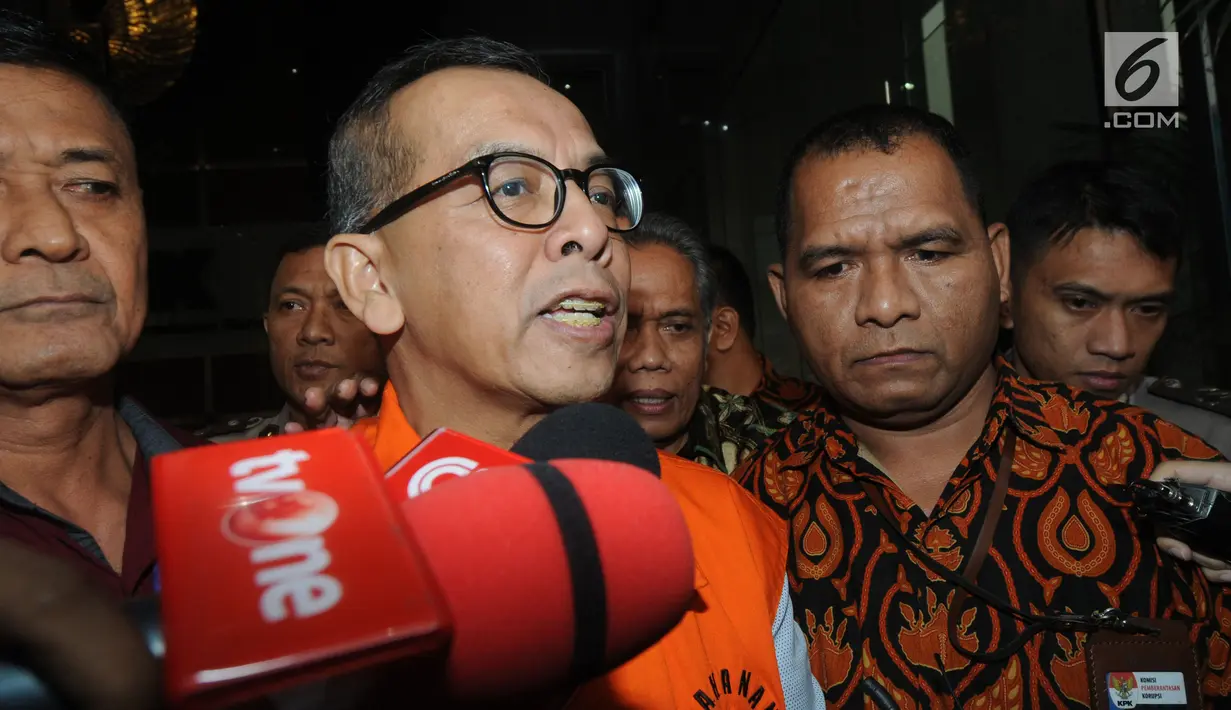 Mantan Direktur Utama PT Garuda Indonesia, Emirsyah Satar memakai rompi tahanan memberikan keterangan usai pemeriksaan penyidik di Gedung KPK, Jakarta, Rabu (7/8/2019). (merdeka.com/Dwi Narwoko)