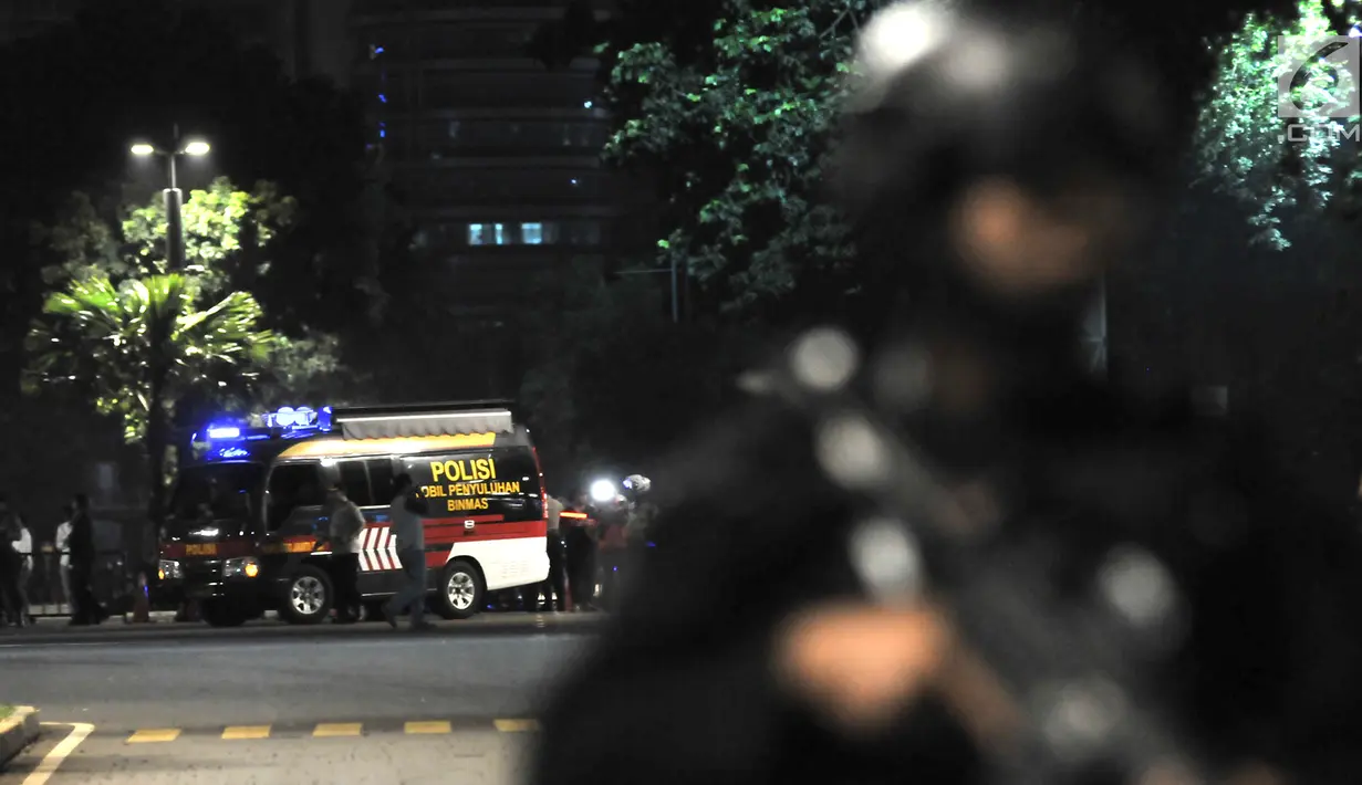 Sebuah mobil polisi berpatroli tidak jauh dari lokasi ledakan di Parkir Timur Stadion Gelora Bung Karno (GBK), Jakarta, Minggu (17/2). Ledakan terjadi di dekat lokasi nonton bareng yang disediakan untuk pendukung capres. (merdeka.com/Iqbal S Nugroho)