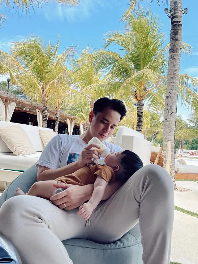 6 Potret Seru Billy Davidson Asuh Baby Pierce yang Kini Makin Gemas