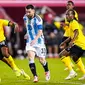 Pemain Argentina Lionel Messi (kedua kiri) berebut bola dengan pemain Jamaika Adrian Mariappa (kiri) dan Daniel Johnson pada pertandingan persahabatan di Harrison, New Jersey, Amerika Serikat, 27 September 2022. Argentina menang 3-0 dengan Messi mencetak dua gol. (AP Photo/Eduardo Munoz Alvarez)