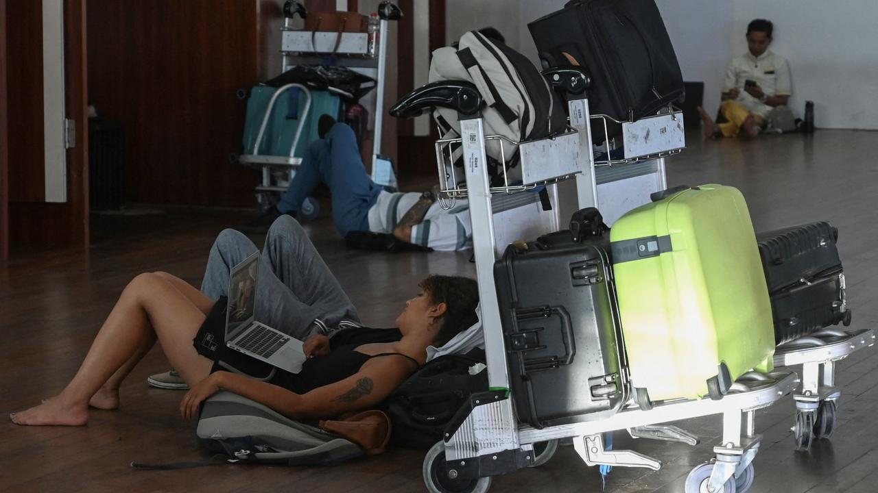 Suasana Bandara Ngurah Rai terdampak letusan Gunung Lewotobi Laki-Laki