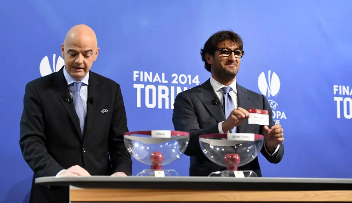 Sekretaris Jenderal UEFA Gianni Infantino (kiri) terlihat mendampingi Ciro Ferrara melakukan undian laga semifinal Europa League di markas UEFA, Jumat (11/04/14) (AFP PHOTO/FABRICE COFFRINI)