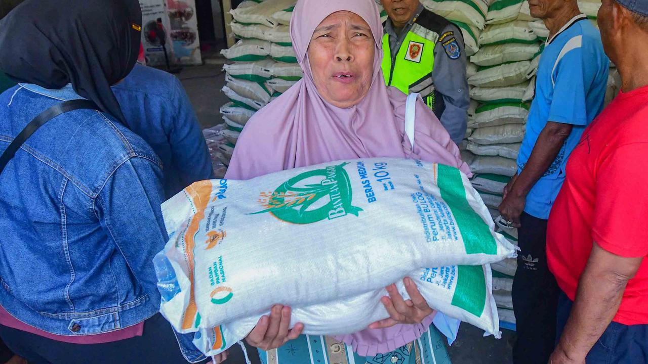 FOTO: Bantuan Beras 20 Kg Dibagikan Serentak di Depok, Warga Antusias