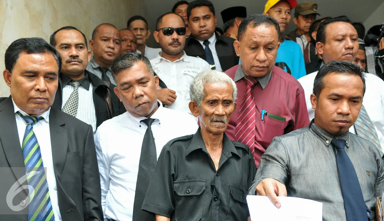 Kuasa hukum warga Jalan Perjuangan memberikan keterangan kepada wartawan di Dirkrimum Polda Metro, Jakarta, Senin (22/2). Warga menanyakan penanganan kasus dugaan penggelapan girik asli dengan terlapor Harry Tanoesoedibjo. (Liputan6.com/Yoppy Renato)