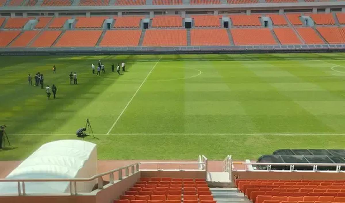 Rumput yang tidak standar induk sepak bola dunia alias FIFA, terkelupas atau rusak saat pertandingan bakal digulung untuk dirawat.