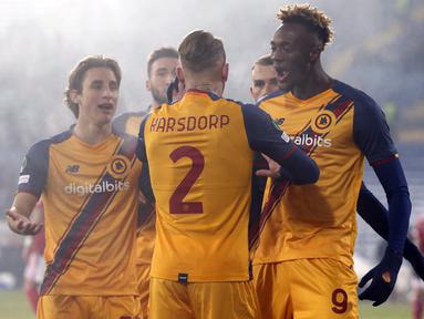 Striker AS Roma, Tammy Abraham (kanan) berselebrasi usai mencetak gol ke gawang CSKA-Sofia pada pertandingan Grup C Liga Europa di Nasional Vassil Levski, Bulgaria, Jumat (10/12/2021). Tammy Abraham mencetak dua gol dan mengantar Roma menang atas CSKA-Sofia 3-2. (AP Photo/Dessislava Komarova)