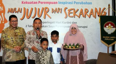 Bupati Batang, Yoyok Riyo Sudibyo (kedua kiri) memberi sambutan saat mendapat kejutan dari istri dan kedua anaknya usai berbicara pada seminar Kekuatan Perempuan Inspirasi Perubahan di Jakarta, Sabtu (23/4/2016). (Liputan6.com/Helmi Fithriansyah)