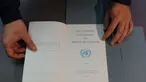 Foto yang diambil pada tanggal 9 Desember 2023 ini menunjukkan dokumen dari Departemen Informasi Perserikatan Bangsa-Bangsa, tertanggal Maret 1949, dipajang oleh seorang karyawan di Bibliotheque Nationale de France (BnF - Perpustakaan Nasional Prancis) di Paris. (Dimitar DILKOFF/AFP)