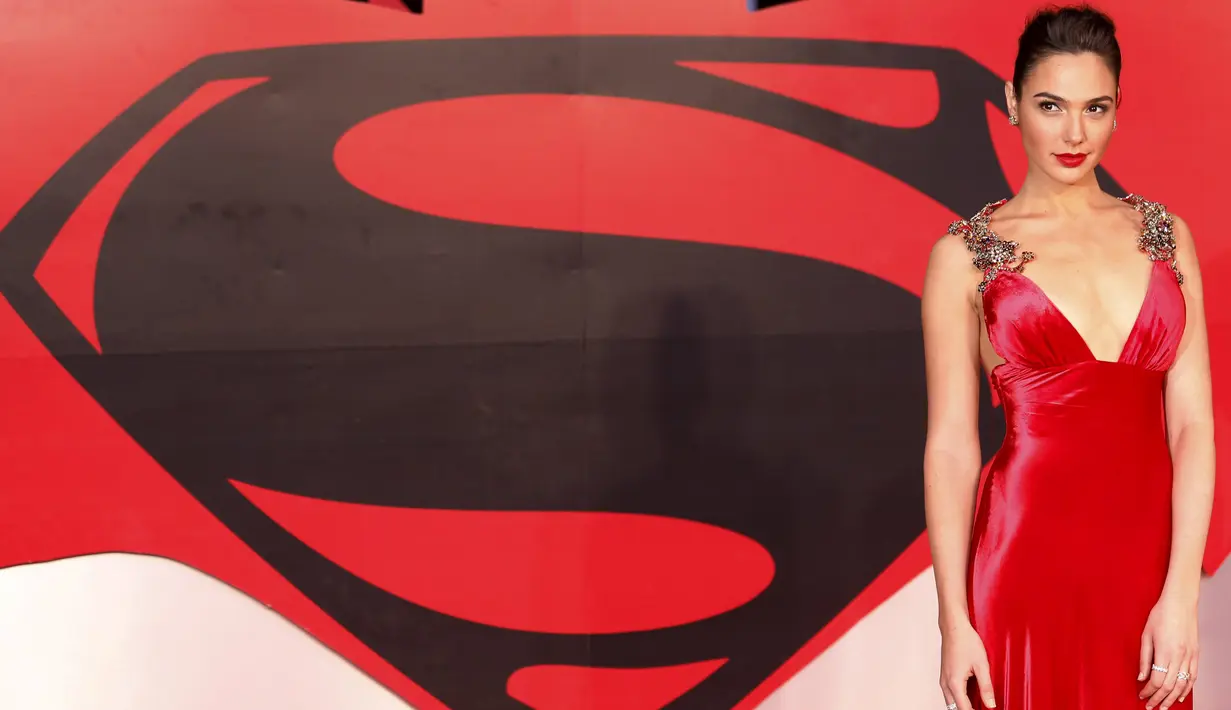 Mantan Miss Universe 2004 asal Israel, Gal gadot tampil cantik mengunakan gaun merah saat menghadiri pemutaran perdana "Batman V Superman: Dawn of Justice" di Leicester Square, London, Inggris, Selasa (22/3). (REUTERS/Luke MacGregor)