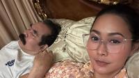Inul Daratista ungkap kondisi terkini suami setelah operasi akibat pembuluh darah kaki robek. Adam Suseno telah pulang tapi masih kena vertigo dan trauma. (Foto: Dok. Instagram @inul.d)
