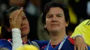 Seorang suporter wanita menangis setelah timnas Kolombia takluk dari Inggris pada pertandingan 16 besar Piala Dunia 2018 di Stadion Spartak, Rusia, Selasa (3/7). Kolombia menyerah 3-4 dari Inggris melalui drama adu penalti. (AP/Alastair Grant)