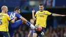 Pemain Chelsea, Diego Costa, mencoba merebut bola dari hadangan para pemain Scunthorpe United pada putaran ketiga Piala FA di Stadion Stamford Bridge, London, Minggu (10/1/2016). Chlesea menang 2-0. (Reuters/John Sibley)