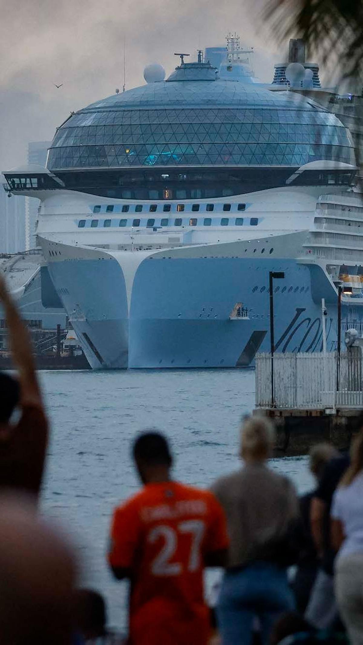 Icon of The Seas memiliki panjang sekitar 365 meter dengan 20 dek yang dapat menampung hingga 7.600 penumpang.&nbsp;Foto: Marco Bello/AFP