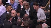 Legenda New York Knick, Charles Oakley, membuat keributan saat menyaksikan timnya bertanding dengan Los Angeles Clippers di Madison Square Garden, Rabu (8/2/2017) atau Kamis (9/2/2017) WIB. (Bola.com/Twitter/Bleacherreport)