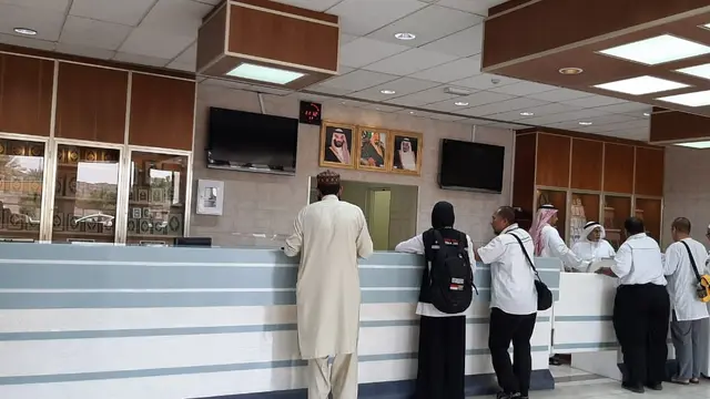 Pengunjung bisa membeli Alquran usai melihat langsung Percetakan Alquran Majma Malik Fahd Li Thibaah Mushaf Syarif di Madinah.  MCH 2019