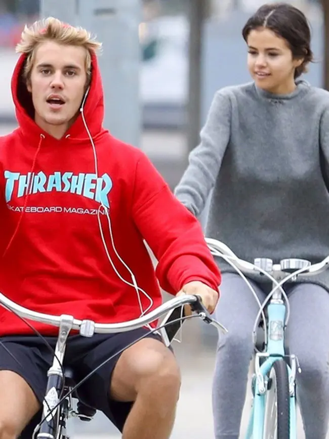 Selama dua hari tertangkap kamera asyik bersepeda di sekitar rumahnya, tiba-tiba ada pemandangan mengejutkan bersama dengan Selena. Justin Bieber, juga turut bersepeda bersama sang mantan. (Instagram/enews)
