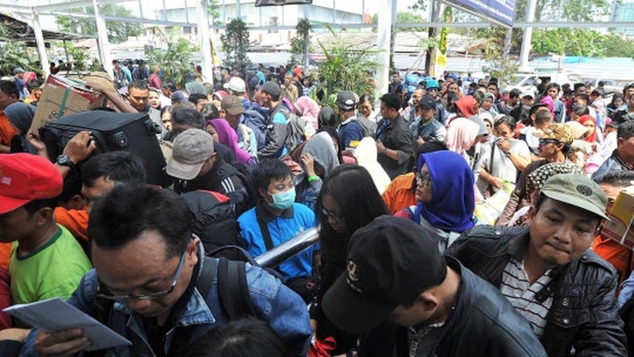 Pemudik mengantre panjang di Stasiun Senen