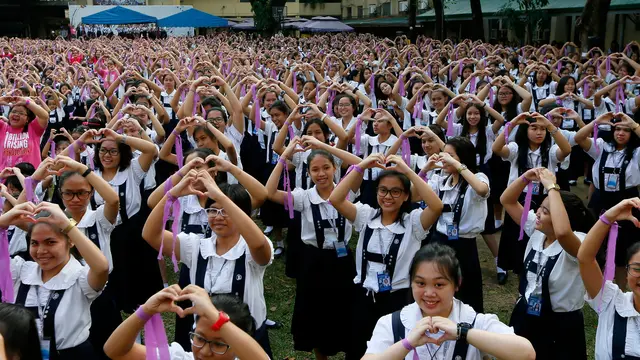Pelajar dan Mahasiswa Manila Gelar Tarian Massal di Hari Valentine-AP Photo-20170214