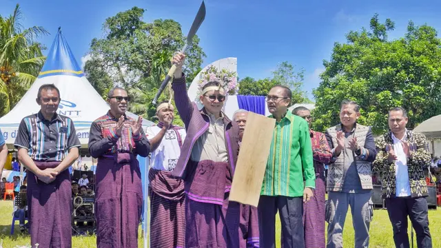 Menteri Kebudayaan Fadli Zon dinobatkan sebagai Anggota Keluarga Lamaholot Suku Lamatokan, Nusa Tenggara Timur (NTT).