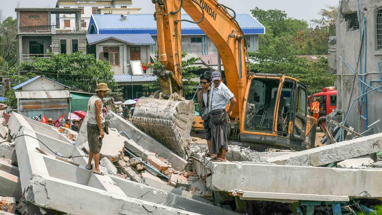 FOTO: Tim SAR Mencari Korban Selamat di Mandalay, Kota dengan Kerusakan Paling Parah Akibat Gempa di Myanmar