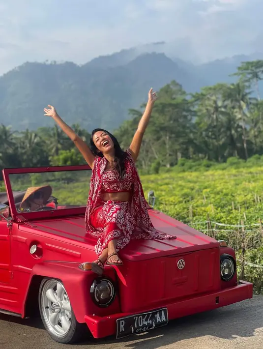 Tanpa makeup berlebih, Shanty berpose ala model dengan rambut panjang yang tergerai. [@shantyofficial]