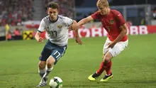 Pemain Austria, Martin Hinteregger (kanan) berusaha menahan laju pemain Russia, Alexandr Golovin pada laga uji coba di Tivoli Stadium, Innsbruck, Austria, (30/5/2018). Austria menang atas Rusia 1-0. (AP/Kerstin Joensson)