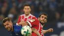 Gelandang Bayern Munchen, Javier Martinez, berebut bola dengan striker Schalke, Guido Burgstaller, pada laga Bundesliga, di Stadion Veltins, Selasa (20/9/2017). Bayern Munchen menang 3-0 atas Schalke. (AFP/Patrik Stollarz)