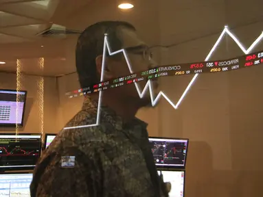 Pengunjung melintas di dekat monitor perkembangan saham di Bursa Efek Indonesia, Jakarta, Senin (4/1/2016). Mengawali pembukaan perdagangan bursa 2016, IHSG menguat tipis 0,24 persen atau 10,80 poin di angka 4.580,17. (Liputan6.com/Angga Yuniar)